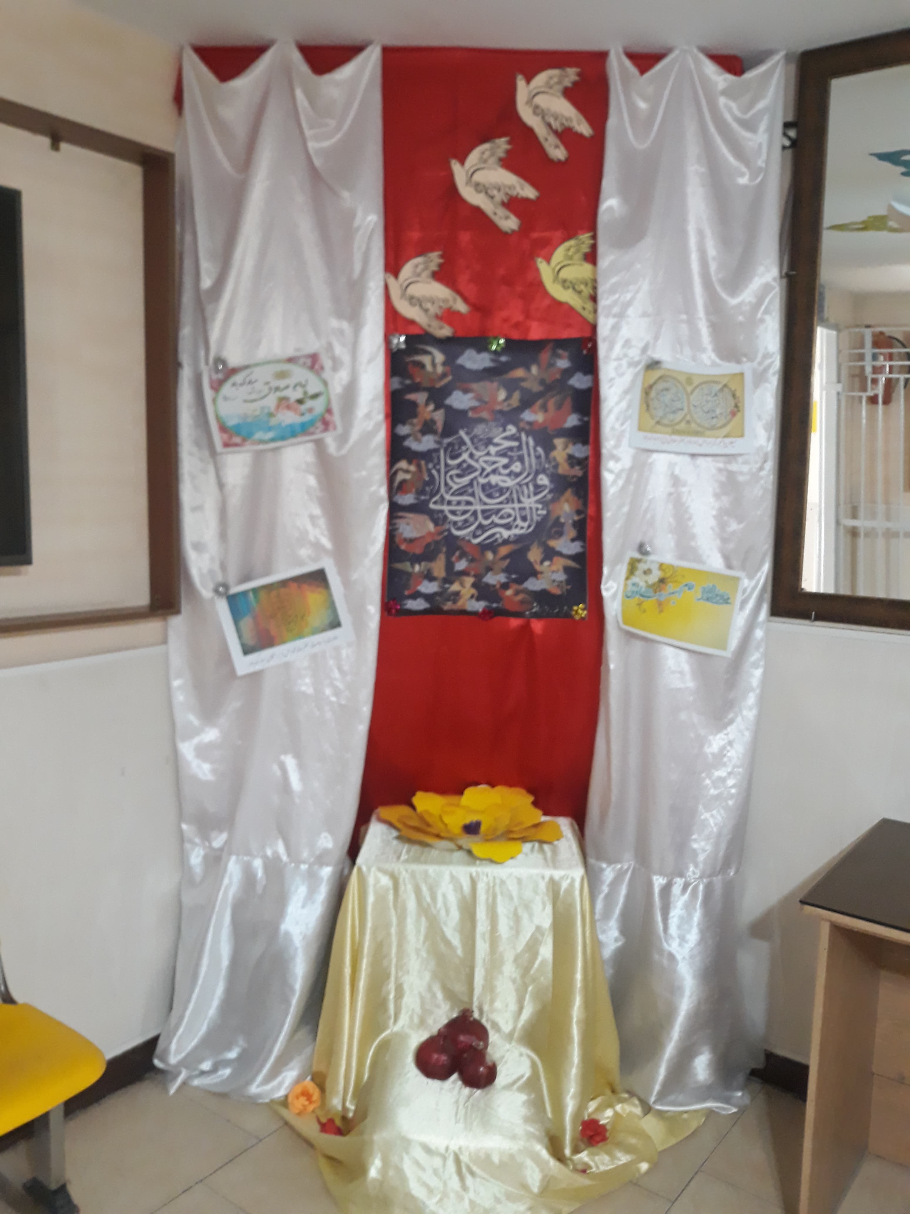 تزئین سالن دبیرستان راضیه به مناسبت ولادت حضرت محمد(ص) و امام صادق(ع)